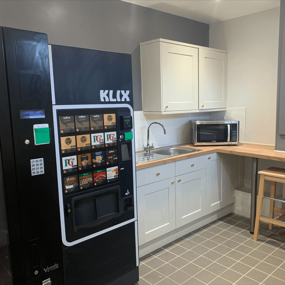 Hot drinks machine and kitchen